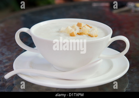 köstliche Creme Pilzsuppe in Schüssel weiß Stockfoto