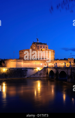 Italien, Rom, Tiber, Schloss Sant'Angelo bei Nacht Stockfoto