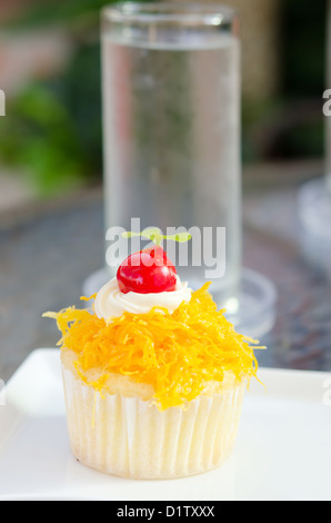 Thai Zuckerbrot oder Anruf es "Kuchen Foi Tanga" vor Wasser Glas Stockfoto