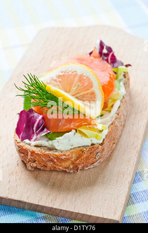 Sandwich mit geräuchertem Lachs, Käse und Gemüse Stockfoto