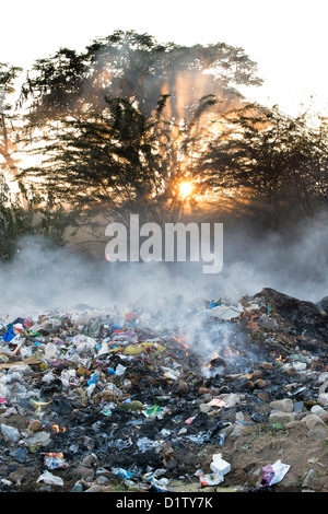 Hausmüll auf der Straße verbrannt. Andhra Pradesh, Indien Stockfoto