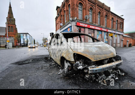 6. Januar 2013, Belfast, Nordirland - Ein ausgebrannt Auto bleibt auf der Newtownards Road im Osten Belfast nach einer Nacht der Ausschreitungen von mehr als 300 Personen. Alamy Leben Nachrichten. Stockfoto