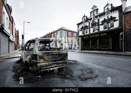 6. Januar 2013, Belfast, Nordirland - Ein ausgebrannt Auto bleibt auf der Newtownards Road im Osten Belfast nach einer Nacht der Ausschreitungen von mehr als 300 Personen. Alamy Leben Nachrichten. Stockfoto