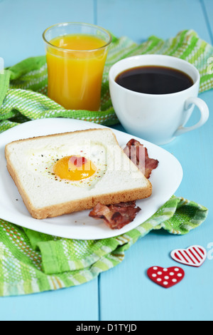 Herzförmigen Spiegelei Toast Stockfoto