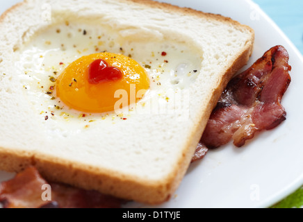 Herzförmigen Spiegelei Toast Stockfoto