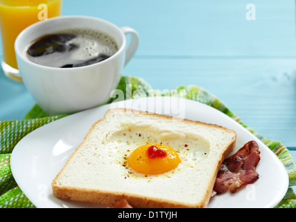 Herzförmigen Spiegelei Toast Stockfoto