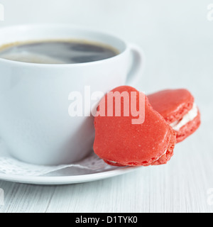 Mararons mit Kaffee in Herzform Stockfoto