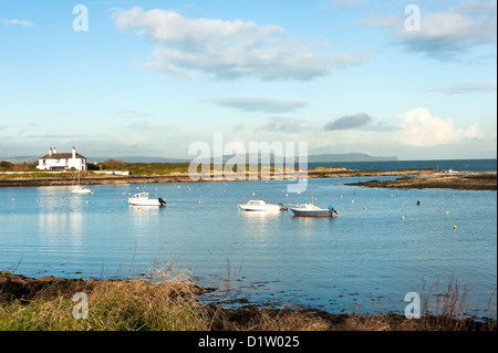 Boote im Hafen von Groomsport mit dem weißen Uhr Haus Landkreis nach Nordirland Vereinigtes Königreich UK Stockfoto