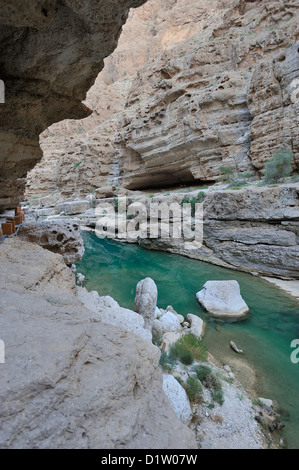 Den senkrechten Felswänden und das kristallklare Wasser des Wadi Shab; Sharqiya, Oman. Stockfoto