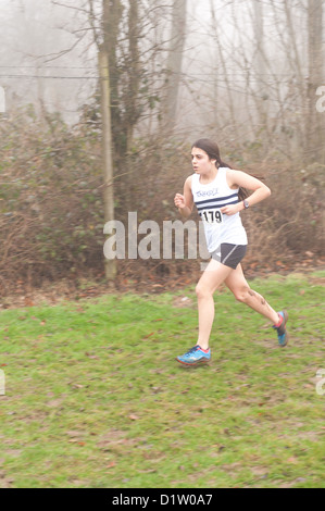 Kent Cross Country Meisterschaften unter 15 Mädchen Jugend läuft auf Trail-Pfad durch Wald im Nebel und nebligen Bedingungen ausgeführt Stockfoto