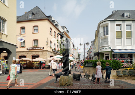 Bitburg, Deutschland, Passanten in der Fußgängerzone und dem Gaessestreppper-Brunnen Stockfoto