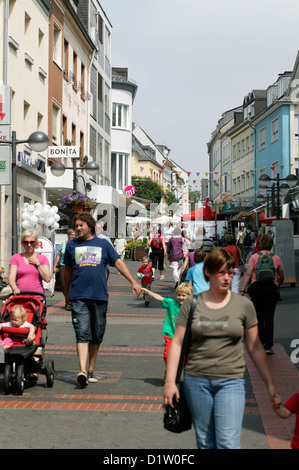 Bitburg, Deutschland, Passanten in der Fußgängerzone Stockfoto