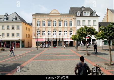 Bitburg, Deutschland, Passanten in der Fußgängerzone Stockfoto