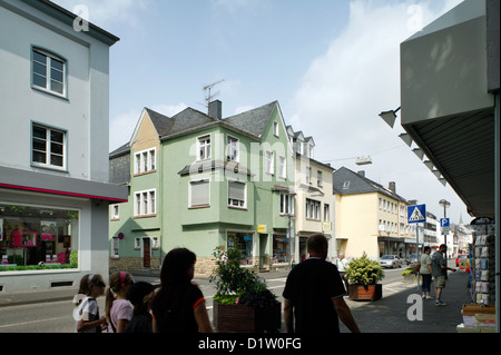 Bitburg, Deutschland, Straßenszene mit Wohn- und Geschaeftsgebaeuden Stockfoto