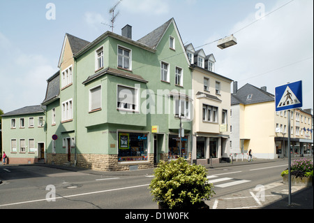 Bitburg, Deutschland, Street mit Wohn- und Geschaeftsgebaeuden und Zebra Streifen Stockfoto