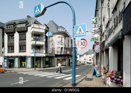 Pruem, Deutschland, Straße mit Zebrastreifen und 30km/h-Schild Stockfoto