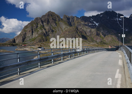 Brücke, die Inseln in der Nähe von Stadt von Henningsvær auf Lofoten in Norwegen Stockfoto