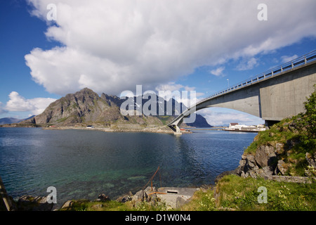 Brücke, die Inseln in der Nähe von Stadt von Henningsvær auf Lofoten in Norwegen Stockfoto