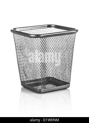 Leere Metall Mülleimer auf weißem Stockfoto