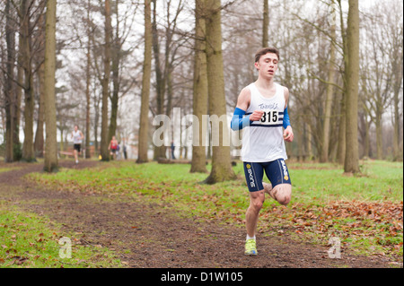 Kent Cross Country Meisterschaften unter 17 jungen Jugend läuft auf Trail-Pfad durch Wald im Nebel und nebligen Bedingungen ausgeführt Stockfoto