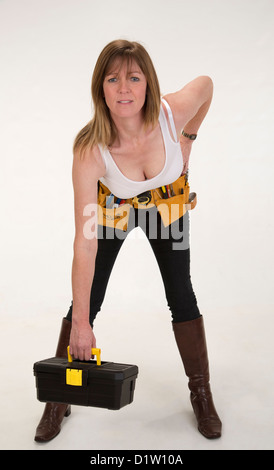 Frau trägt ein Werkzeuggürtel mit einer toolbox Stockfoto