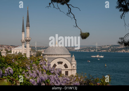 Der Dolmabahce Moschee entstand im Auftrag Königin-Mutter Bezmi Alem Valide Sultan, Besiktas, Istanbul, Türkei Stockfoto