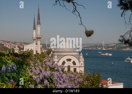 Der Dolmabahce Moschee entstand im Auftrag Königin-Mutter Bezmi Alem Valide Sultan, Besiktas, Istanbul, Türkei Stockfoto