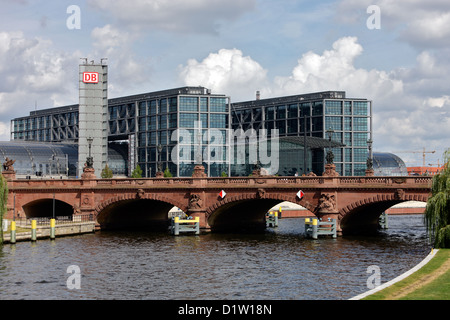 Berlin, Deutschland, Südfront des Berliner Hauptbahnhofs an der Spree Stockfoto