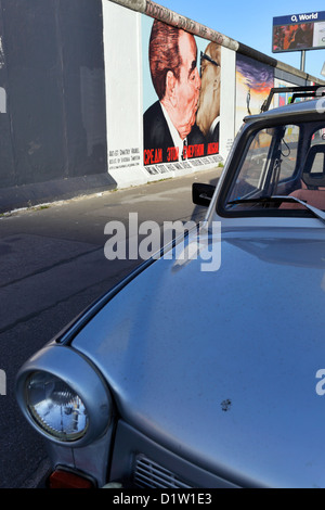 Berlin, Deutschland, der BRUDER Kuss auf die East Side Gallery, im Vordergrund ein Trabi Stockfoto