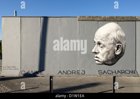 Berlin, Deutschland, Porträt von Andrei Sakharov, gemalt von Dmitry Vrubel an der renovierten East Side Gallery Stockfoto