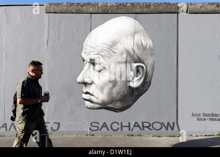 Berlin, Deutschland, Porträt von Andrei Sakharov, gemalt von Dmitry Vrubel an der renovierten East Side Gallery Stockfoto