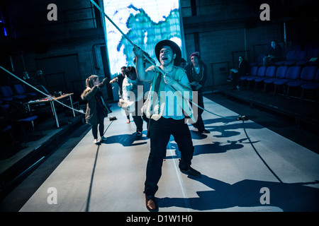 Studenten, Aberystwyth University Theater studiert Abt. Durchführung in der Bühnenversion von Phillip Pullmans "His Dark Materials" Stockfoto