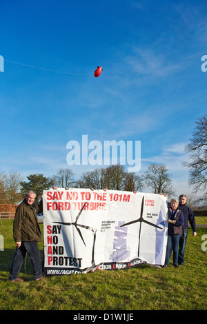 Demonstranten gegen eine Wind-Turbine-Vorschlag halten einen Banner während des Fluges ein Luftschiff, um die potenziellen Sichtauswirkung markieren Stockfoto