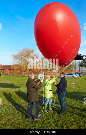 Demonstranten gegen einen Vorschlag der Wind Turbine fliegen ein Luftschiffes, um die potenziellen Sichtauswirkung markieren Stockfoto