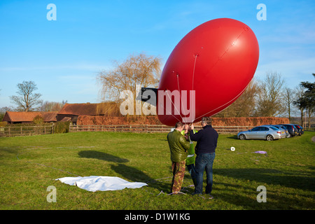 Demonstranten gegen einen Vorschlag der Wind Turbine fliegen ein Luftschiffes, um die potenziellen Sichtauswirkung markieren Stockfoto