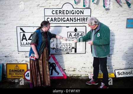 Paul und Hillary Kennelly, Besitzer / Kuratoren der West Wales Museum of Childhood, UK Stockfoto