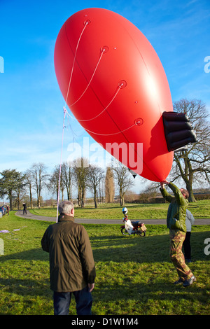 Demonstranten gegen einen Vorschlag der Wind Turbine fliegen ein Luftschiffes, um die potenziellen Sichtauswirkung markieren Stockfoto