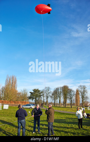 Demonstranten gegen einen Vorschlag der Wind Turbine fliegen ein Luftschiffes, um die potenziellen Sichtauswirkung markieren Stockfoto