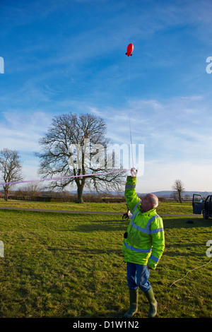 Demonstranten gegen einen Vorschlag der Wind Turbine fliegen ein Luftschiffes, um die potenziellen Sichtauswirkung markieren Stockfoto