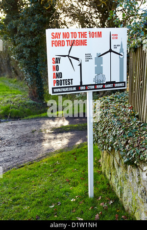 Gesamtansicht eines Zeichens Protest gegen eine Wind-Turbine-Vorschlag Stockfoto