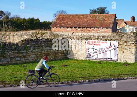 Gesamtansicht eines Zeichens Protest gegen eine Wind-Turbine-Vorschlag Stockfoto