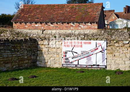 Gesamtansicht eines Zeichens Protest gegen eine Wind-Turbine-Vorschlag Stockfoto