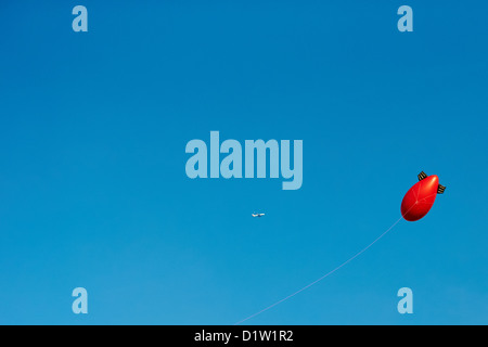 Demonstranten gegen einen Vorschlag der Wind Turbine fliegen ein Luftschiffes, um die potenziellen Sichtauswirkung markieren Stockfoto