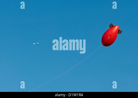 Demonstranten gegen einen Vorschlag der Wind Turbine fliegen ein Luftschiffes, um die potenziellen Sichtauswirkung markieren Stockfoto