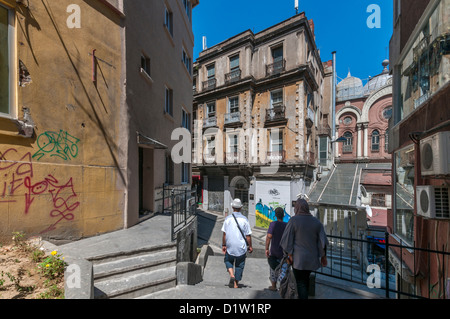 Die aschkenasische Synagoge in einer steilen Fußgängerzone absteigend die Hügel vom Galata Turm in Karaköy, Istanbul, Türkei Stockfoto