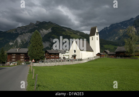 Elm, Schweiz, mit Blick auf Elm mit historischen Häusern und der Kirche Stockfoto