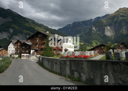 Elm, Schweiz, mit Blick auf Elm mit seinen historischen Häusern Stockfoto