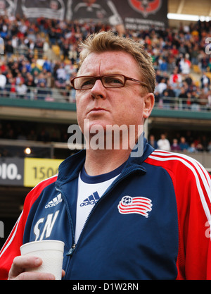 New England Revolution Cheftrainer Steve Nicol im Team auf der Werkbank vor Kick-off 2007 MLS Cup Meisterschaft Fußball Match. Stockfoto