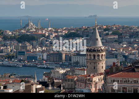 Galata-Turm im Vordergrund und die Moschee von Sultan Ahmet Camii (blaue Moschee) in Istanbul, Türkei. Stockfoto