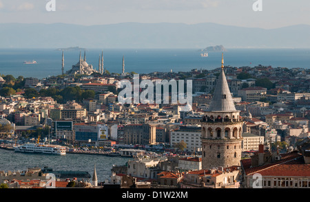 Galata-Turm im Vordergrund und die Moschee von Sultan Ahmet Camii (blaue Moschee) in Istanbul, Türkei. Stockfoto